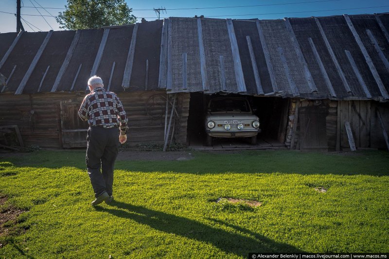 В гараже у Ивана Александровича стоит “Запорожец”, но он редко выезжает за пределы деревни.