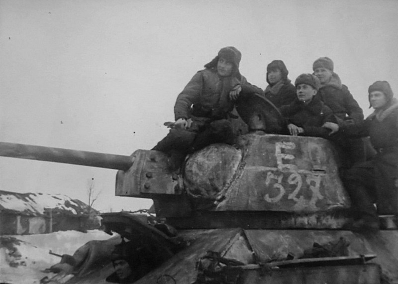 Танкисты 24-го советского танкового корпуса на броне Т-34 во время ликвидации окруженной под Сталинградом группировки немецких войск