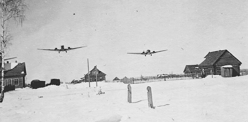 Немецкие Ju-52, взлетевшие с Тацинского аэродрома, везут армии Паулюса продовольствие и боеприпасы.