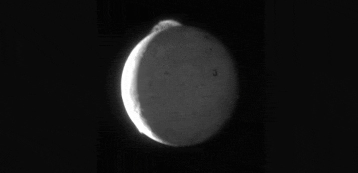 Выброс магмы из вулкана Ио - спутника Юпитера и самого вулканически активного объекта в Солнечной системе