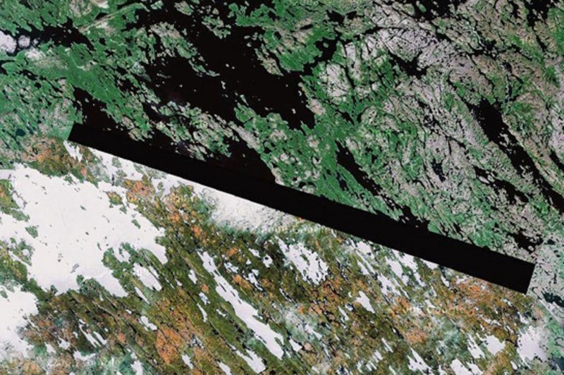 11. Под этой черной полосой на озере Бейкер (Канада) инопланетяне прячутся, что ли?