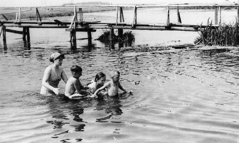 Купаются ретро. YMCA плавание 1940. Советская деревня 1940. Советский пляж. Купание ретро.