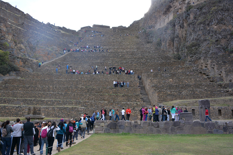  Гигантские террасы Pumatallis в крепости инков в Ольянтайтамбо, Перу