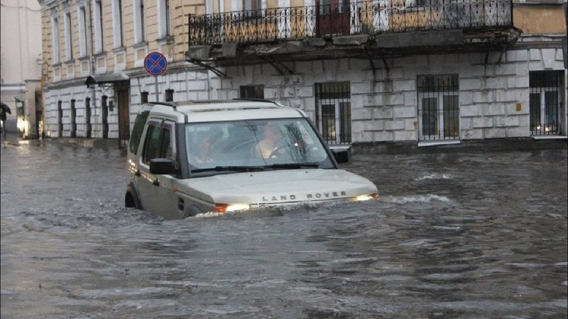 Автомобили против водной стихии