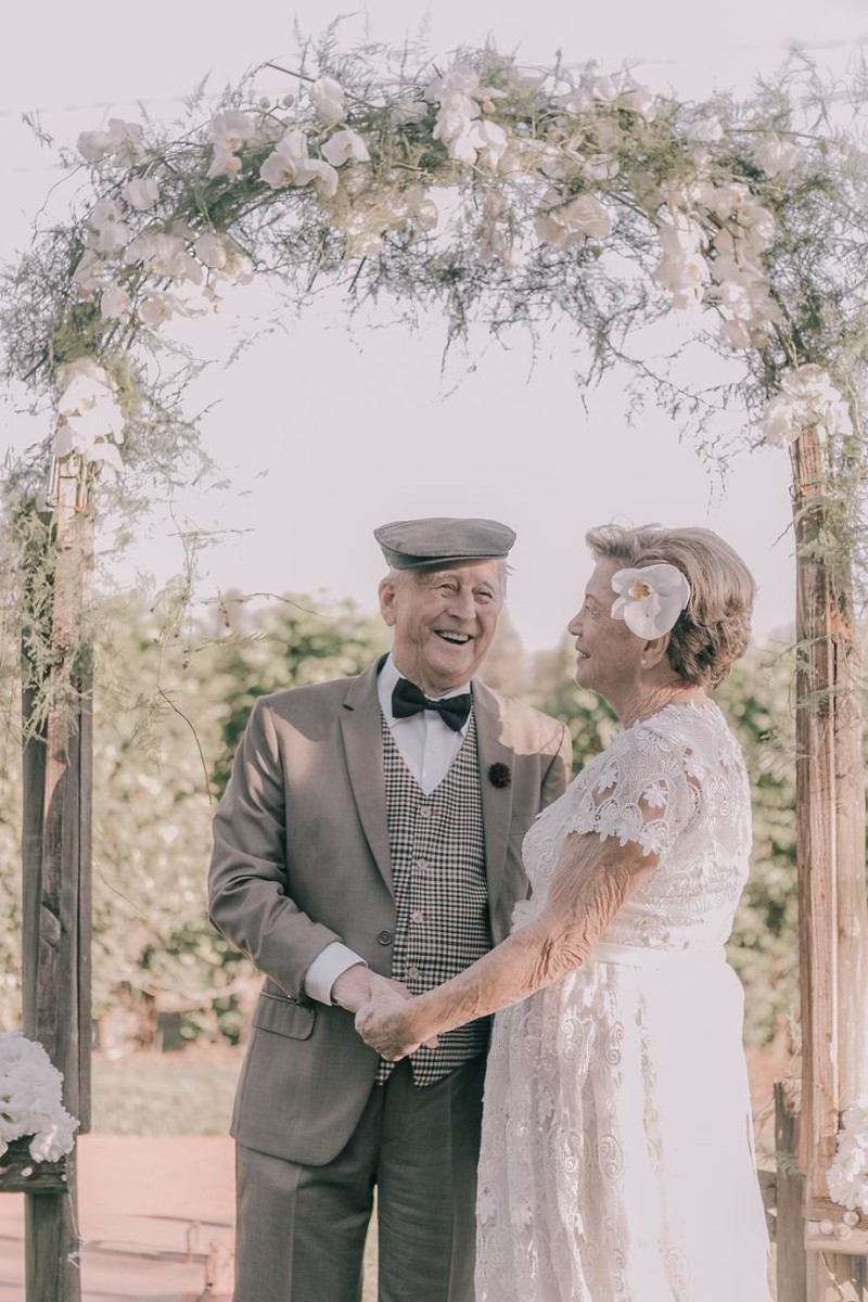У супругов не осталось снимков со свадьбы, но спустя 60 лет им устроили праздничную фотосессию