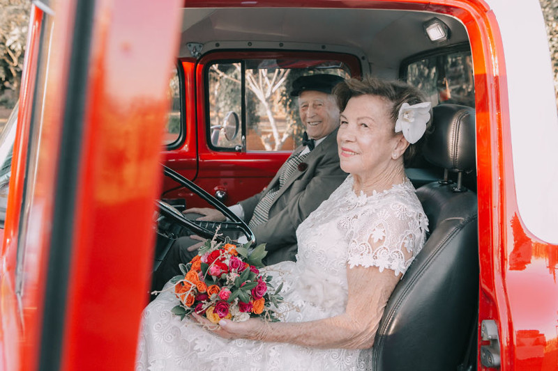 У супругов не осталось снимков со свадьбы, но спустя 60 лет им устроили праздничную фотосессию