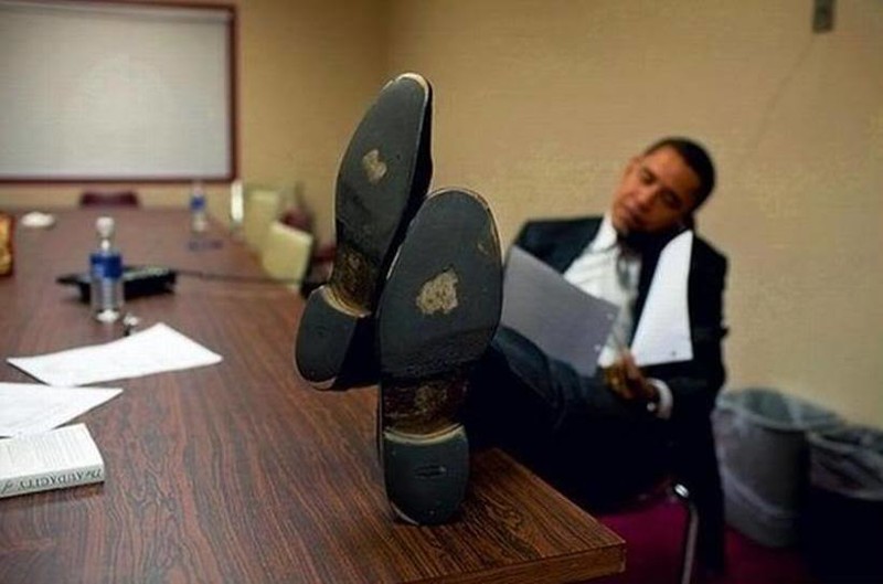 Мало того, что ноги на столе, понятно - американская традиция, но протертые туфли у Президента - это невероятный конфуз