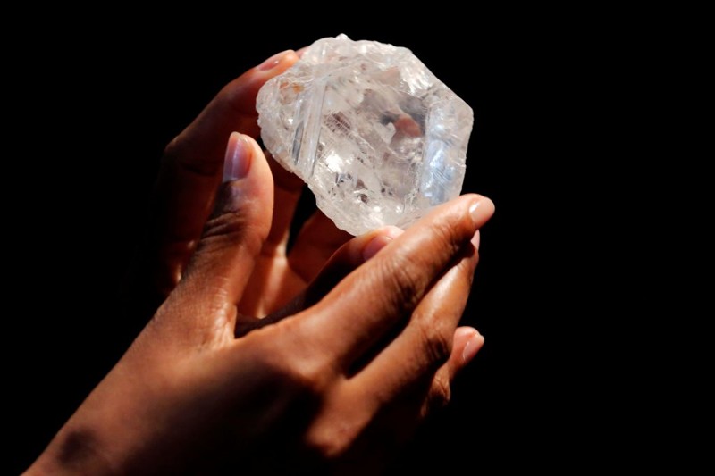 Прозрачный бесцветный алмаз ювелирного качества массой 1109 карат (221,8 г) был найден канадской горнодобывающей компанией Lucara Diamond Corporation на руднике Карове в северной части Центральной Ботсваны в конце 2015 года 