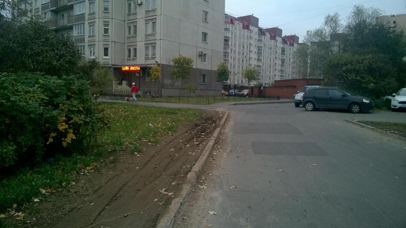 Этот снимок был сделан 13 октября 2016, когда один из жильцов, уставший от припаркованных на этом месте автомобилей и растекающейся грязи, обратился с заявкой на благоустройство на портал "Наш Санкт-Петербург". 