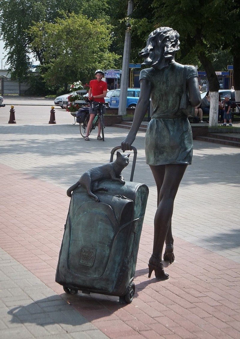 Памятник женской сумочке Екатеринбург Гринвич