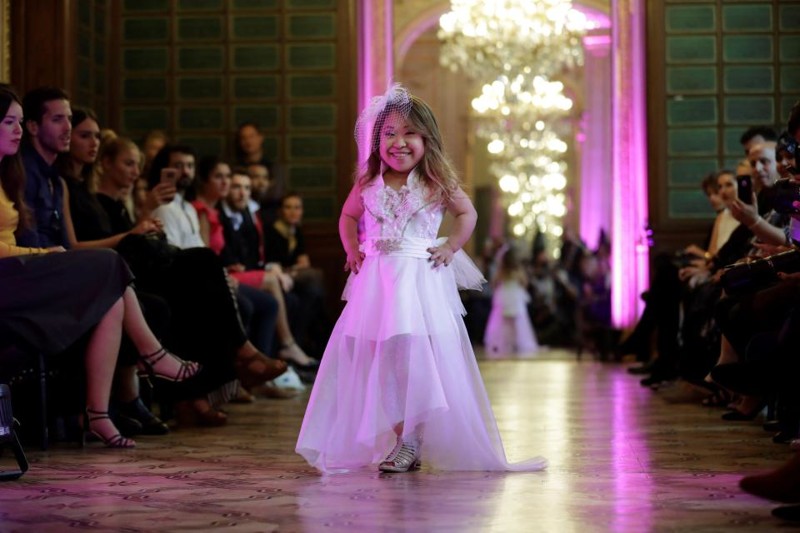 140-сантиметровые модели покорили подиум на Неделе моды в Париже