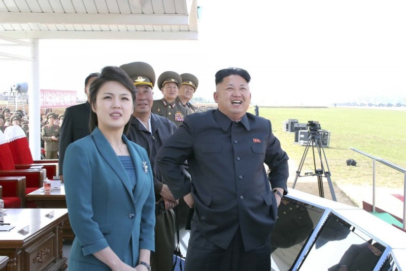 Северокорейкие СМИ всегда называют Ли Соль Чжу "товарищем" и всегда — после того, как расскажут о том, что сделал или делает Ким Чен Ын