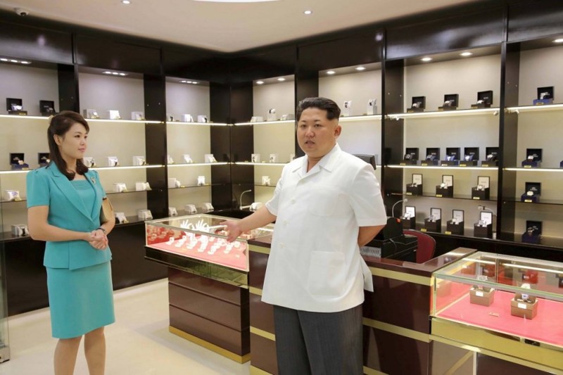 Супруга лидера КНДР любит западную моду и бренды, особенно Dior и Chanel