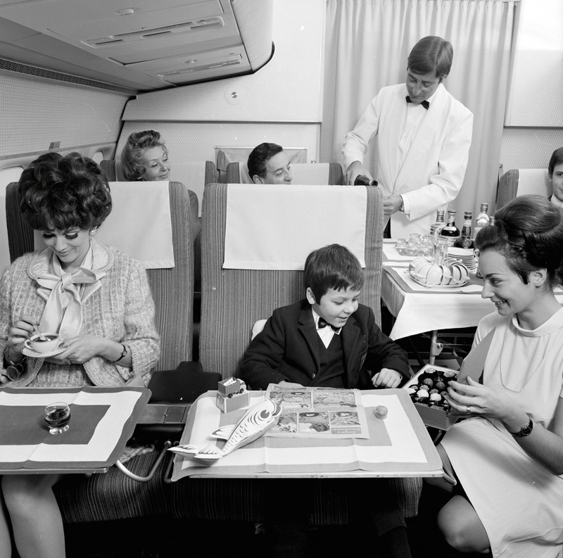 Все эти фотографии из архивов компании Swissair. А что насчет других авиакомпаний тех лет? Был ли перелет в 60-е таким же люксовым? Однозначно да