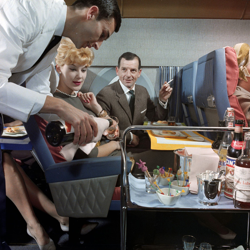 Пассажиры могли курить на борту, попивая коктейли