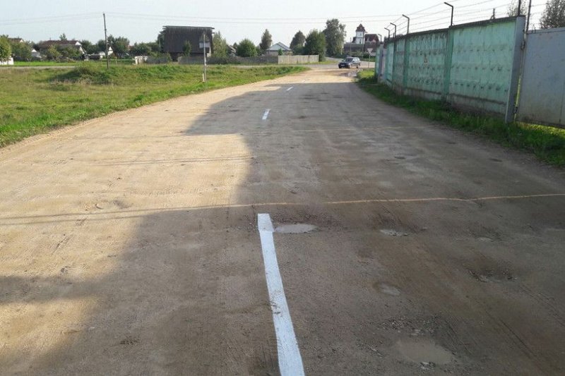 В белорусской деревне разметку нанесли на гравийную дорогу