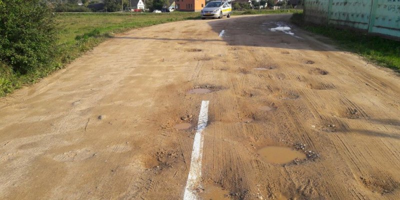 В белорусской деревне разметку нанесли на гравийную дорогу
