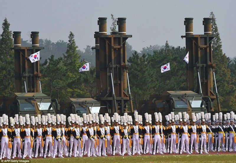 Южнокорейские кадеты. На фоне красуются дальнобойные крылатые ракеты Hyunmoo-3.