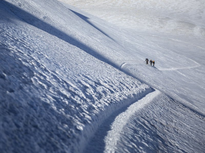 Альпинисты совершают восхождение на гору Казбек, 15 сентября 2017 года.
