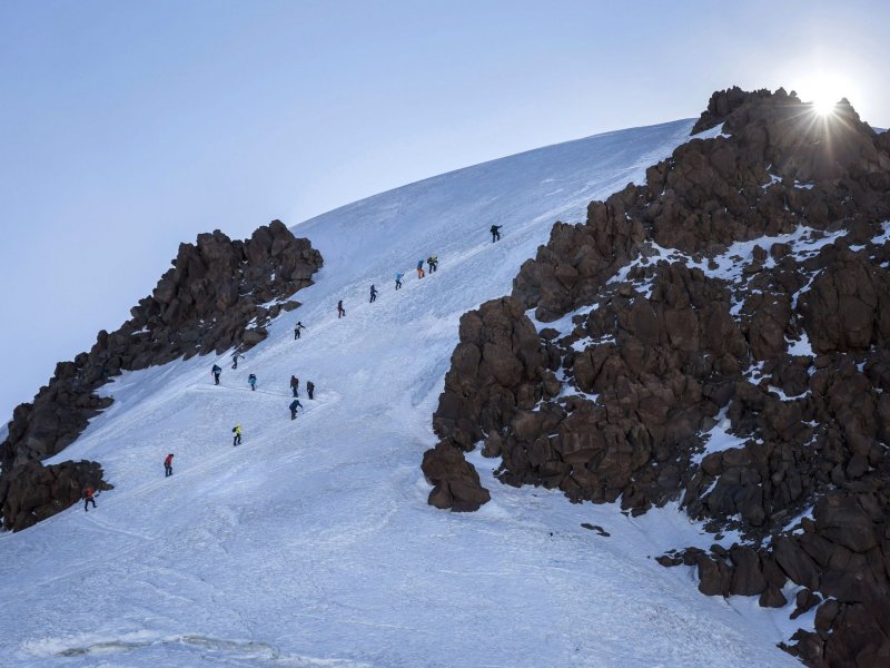 Альпинисты на пути к вершине горы Казбек, 15 сентября 2017 года.