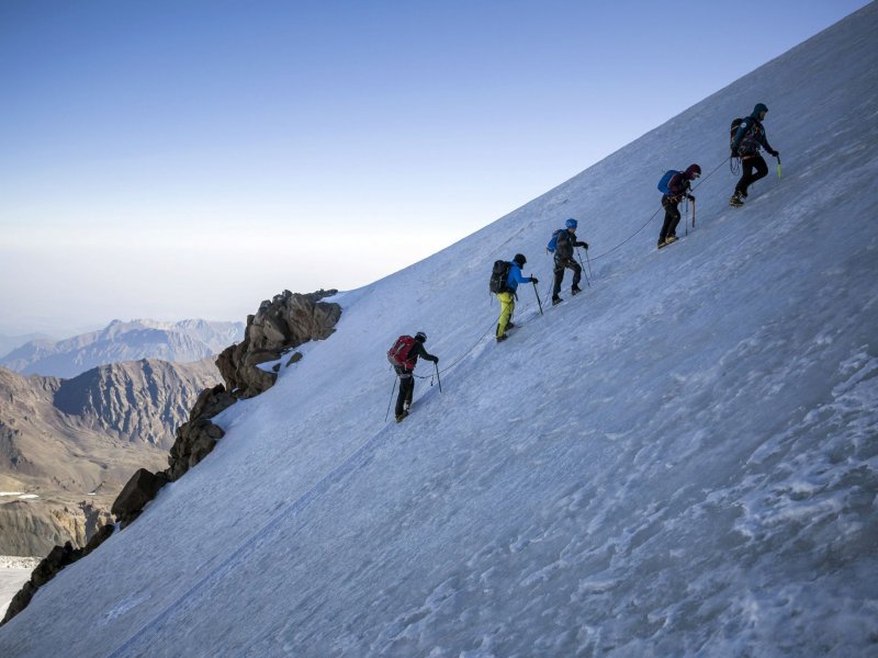Альпинисты приближаются к вершине горы Казбек, 15 сентября 2017 года.