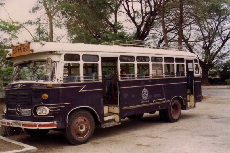 Начало 80-х, автобус на шасси грузового мерседеса 60-х годов Иранского производства.