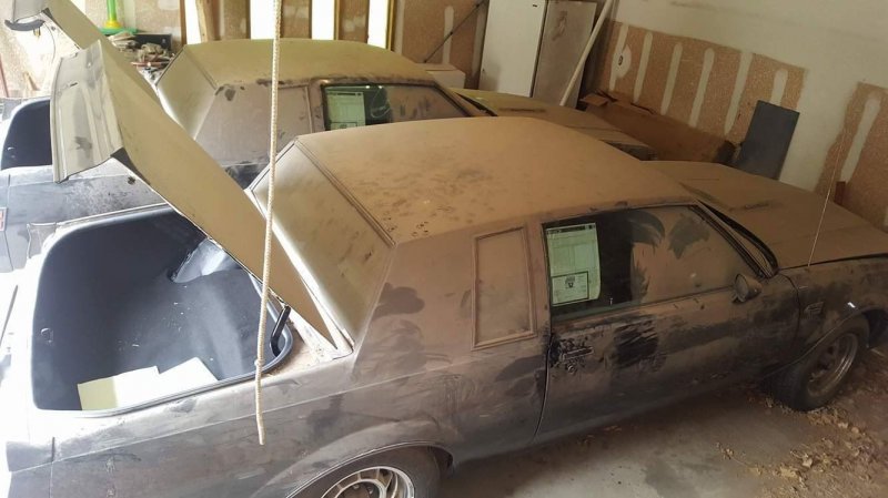 Редкие близнецы Buick провели в гараже 30 лет