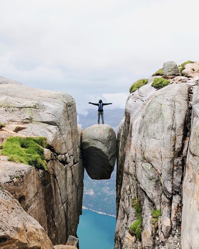 Кьерагболтен Норвегия камень висящий