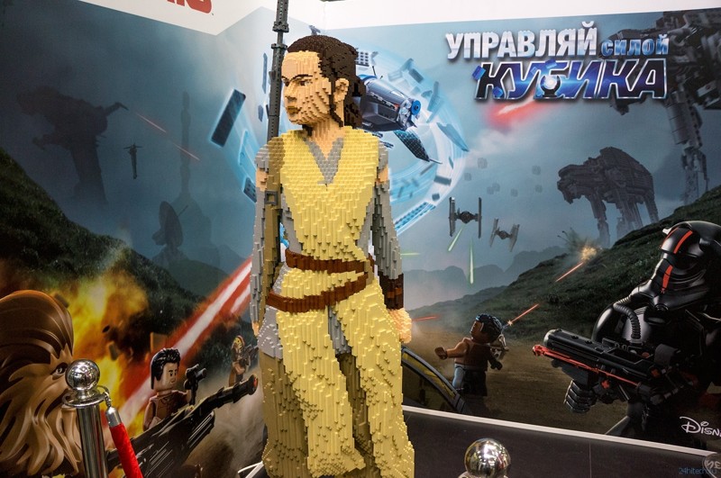 На стенде Star Wars была установлена фигура персонажа Рей из седьмого эпизода саги, выполненная полностью из кубиков LEGO.