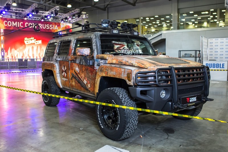 Если виртуальных автомобилей вам мало, можно пройти в залы выставки Comic Con и полюбоваться реальными авто, включая легендарную DeLorean DMC-12. Конечно, это всего лишь копия, созданная талантливыми российскими фанатами.