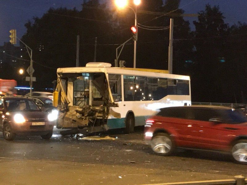 Авария дня. Столкновение автобуса и Газели в Петербурге