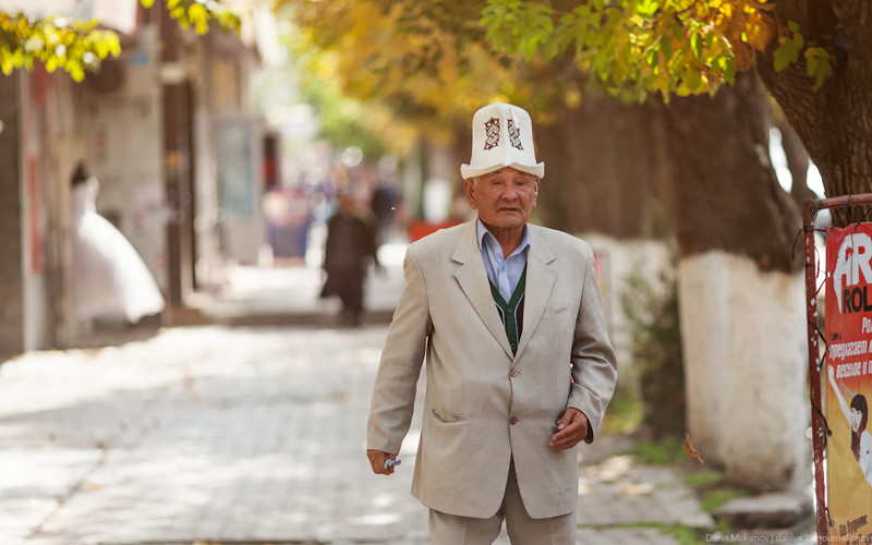 Взрослые мужчины-киргизы носят забавные и немного смешные национальные колпаки.