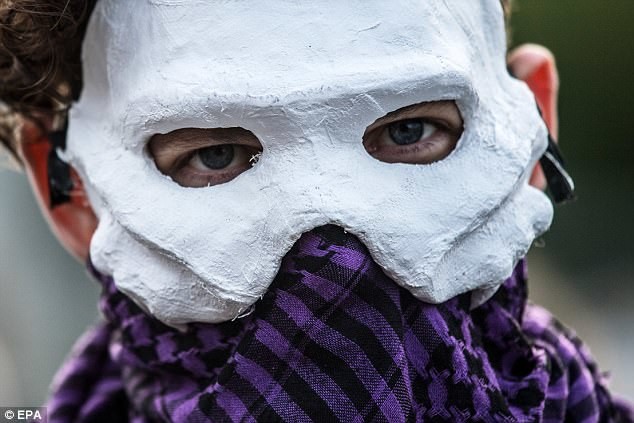 Протестующие дали волю фантазии: они надели различные "запрещенные" маски и головные уборы