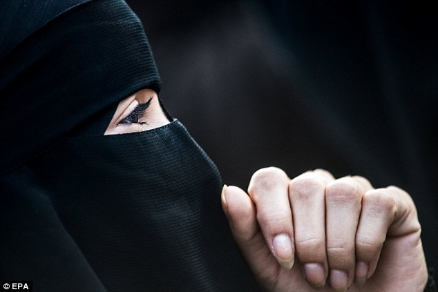 В Австрии запретили носить мусульманские одеяния и закрывать лицо