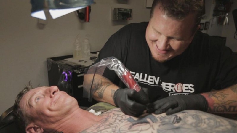 Неонацист подружился с чернокожей женщиной-полицейским и свел татуировки со свастикой