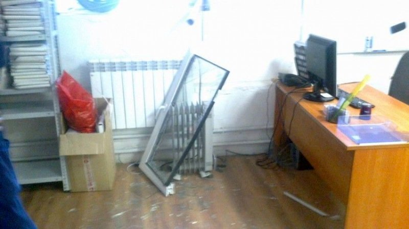 Под Екатеринбургом ученица снесла забор и въехала в дом