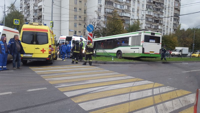 Авария дня.  Автобус и самосвал столкнулись в Москве