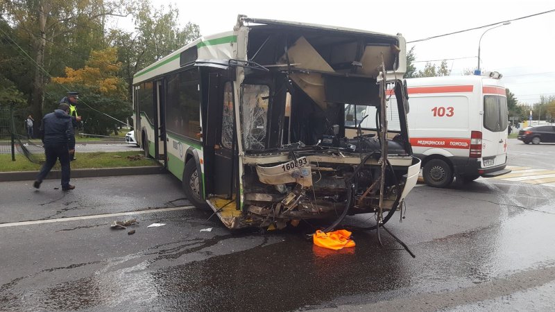 Авария дня.  Автобус и самосвал столкнулись в Москве