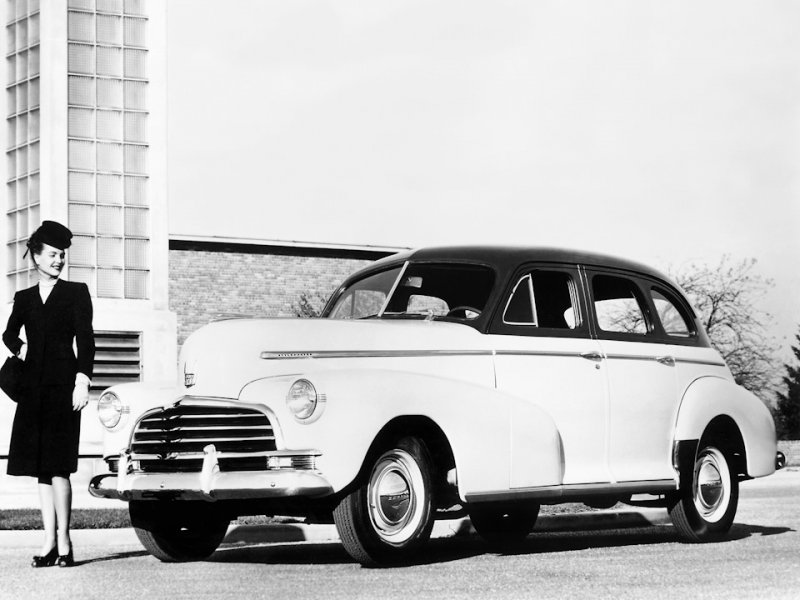 Вот так в первый послевоенный год выглядела основная линейка Chevrolet. Это базовый Stylemaster…