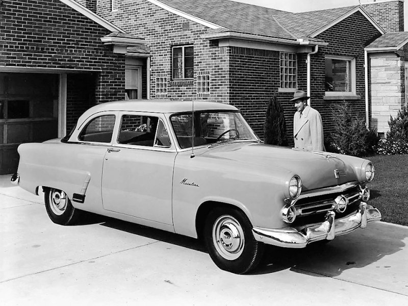 Найдите немного различий. Линейка Ford 1953 года. Одна по сути машина, но три уровня исполнения. Это базовый Mainline…