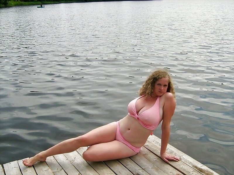 Жена в купальнике на речке