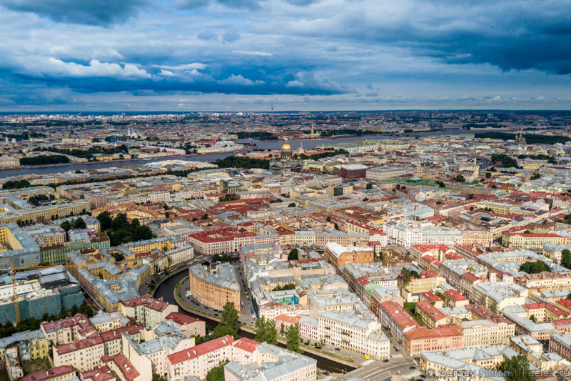 Центр Петербурга с высоты выглядит очень плотно. Просто какое-то бетонное царство.