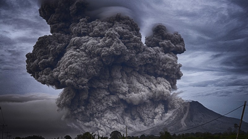 Самый главный вопрос - каковы сроки - оказался и самым сложным для современной науки. «Ученые подсчитали, что Йеллоустоунский вулкан извергается с периодичностью примерно в 600 тысяч лет, и можно сказать, что срок следующего извержения давно назрел. 
