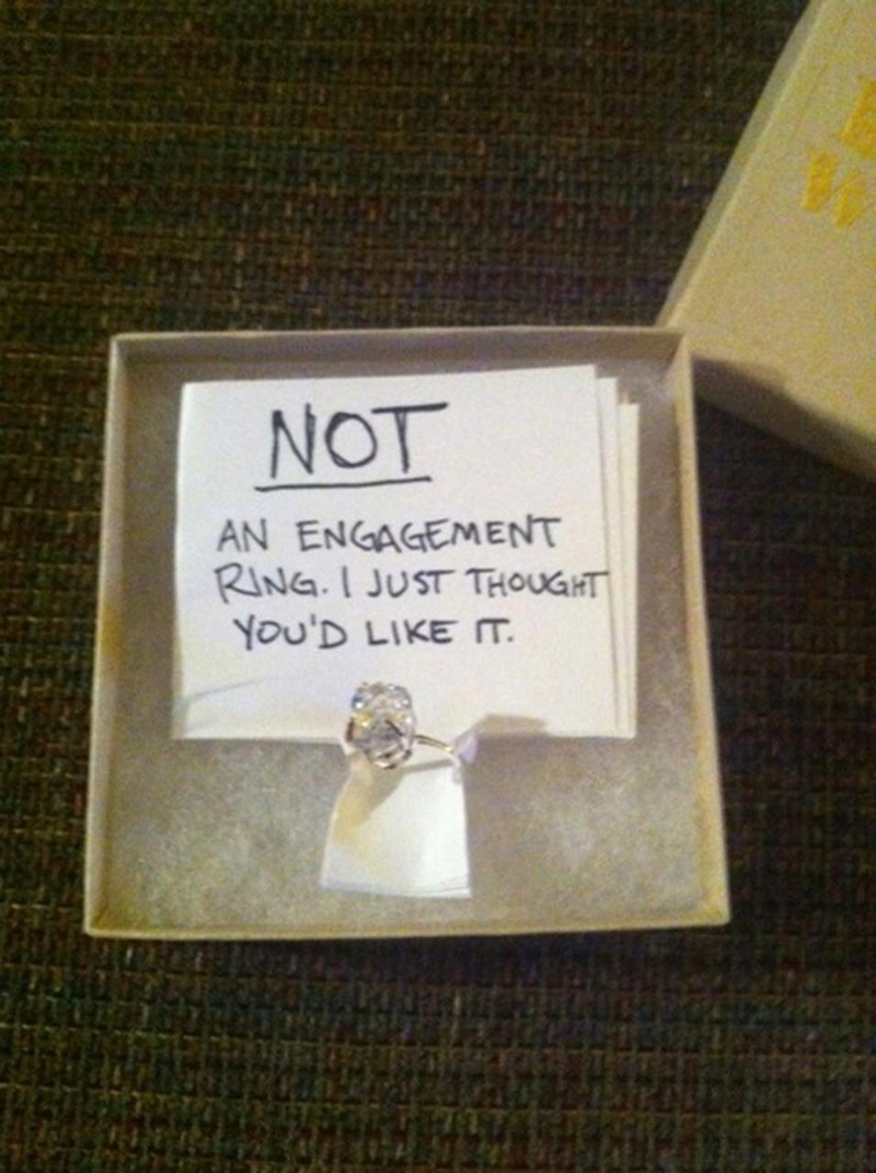 Надпись: «Нет, это вовсе не обручальное кольцо. Я просто подумал, что тебе понравится»  