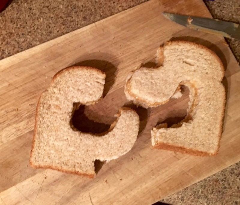 Отрежь детям по полкуска хлеба на сендвичи. Отрезал!  