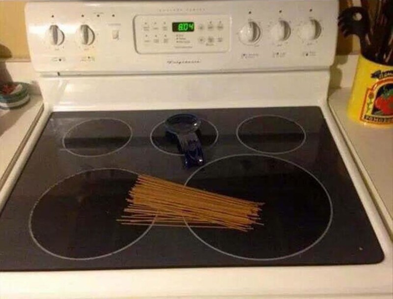 Попросила его «закинуть спагетти на плиту»