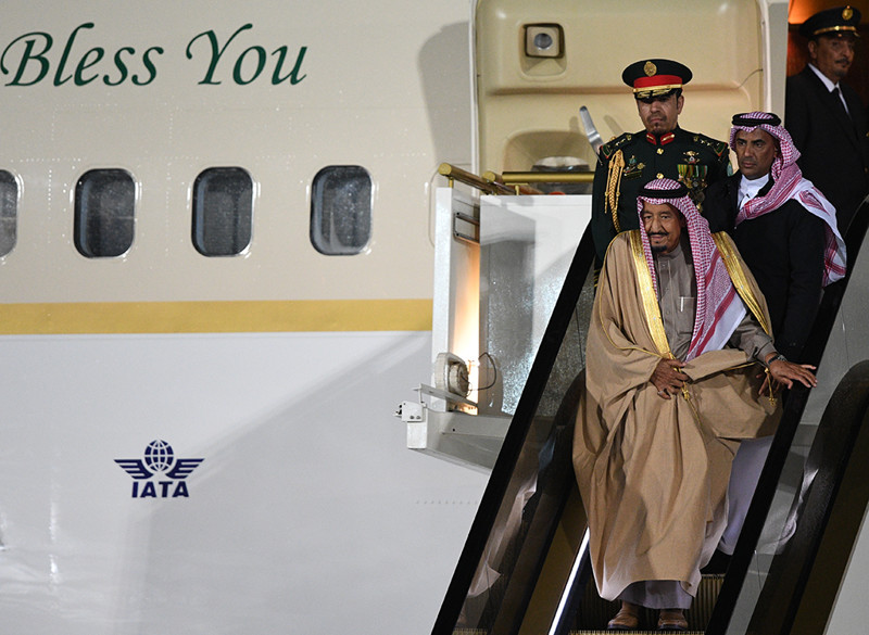 Королю Саудовской Аравии пришлось своими ногами спускаться с трапа самолета