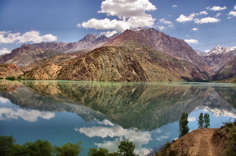 Горный Таджикистан встречает красивым озером Искандеркуль, которое находится по пути от Худжанда в Душанбе. Невероятно живописное место в Фанских горах на высоте 2195 метров!