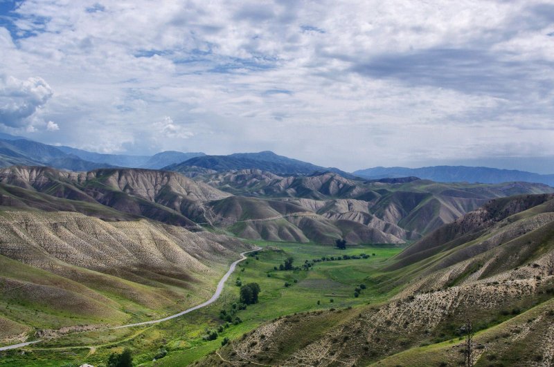 Киргизия. Горы тут ниже, чем в Таджикистане, зато природа восхитительна — много зелени!