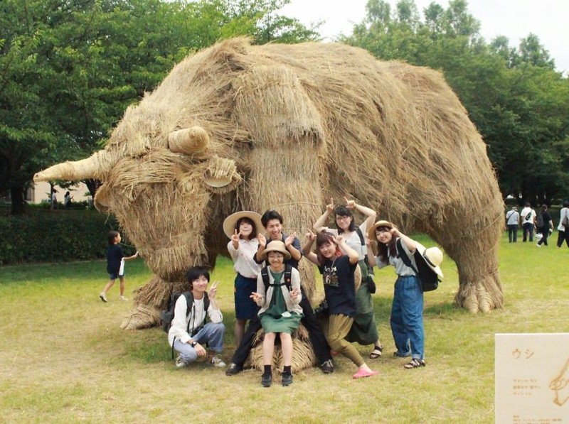 Гигантские животные из соломы с фестиваля Wara Art в Японии